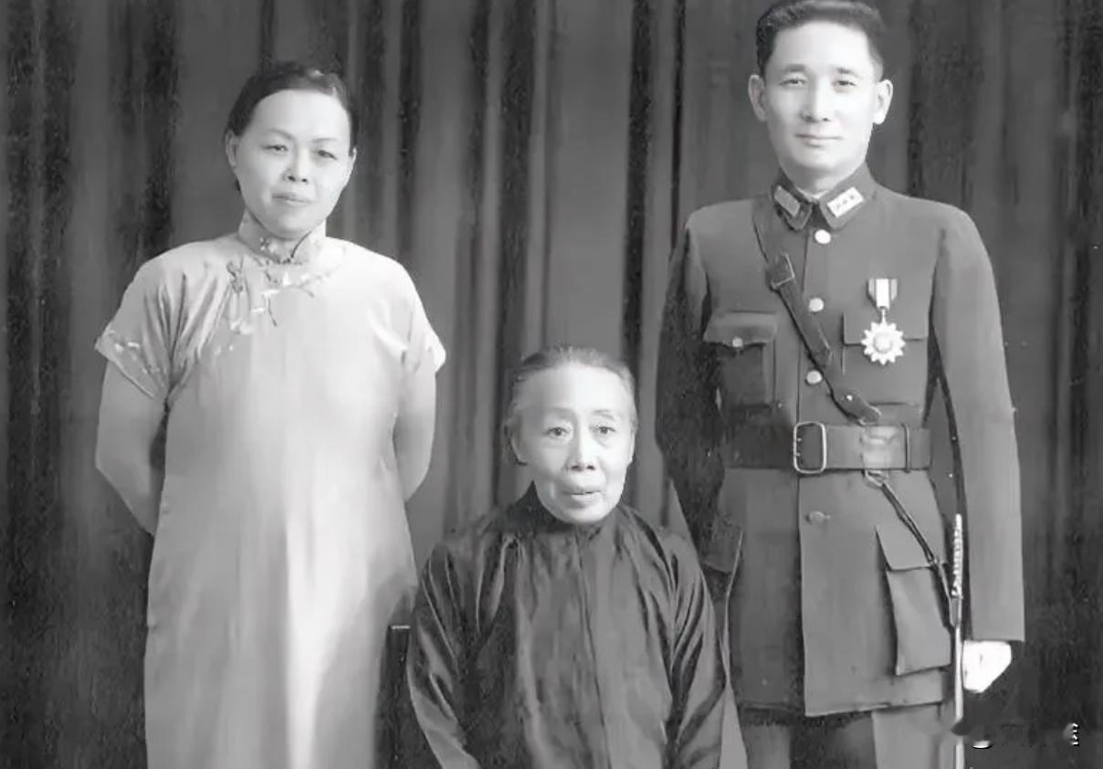 这是1936年张治中和妻子洪希厚、岳母的合影。他们是老乡，指腹为婚，妻子虽然不识