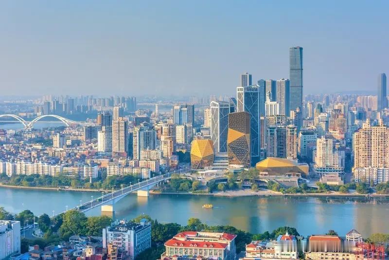 游客来到柳州，首选就是要登上马鞍山。马鞍山位于市中心偏南的位置，交通十分便利，堪
