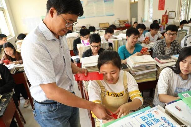 这班主任太可爱了！高考前最后一堂课，班主任给每个学生发20元红包，被问到你媳妇知
