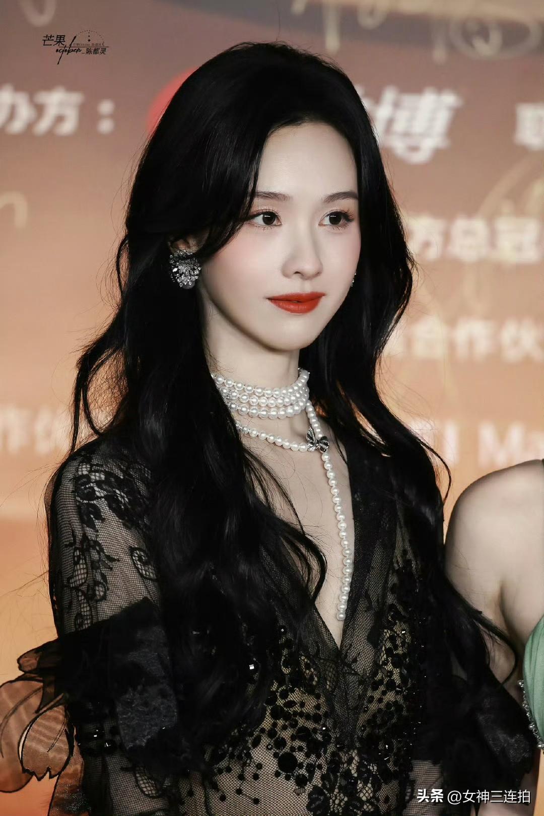 优雅黑发美人，闪耀珠宝配饰，红唇惊艳，女神气质满满！