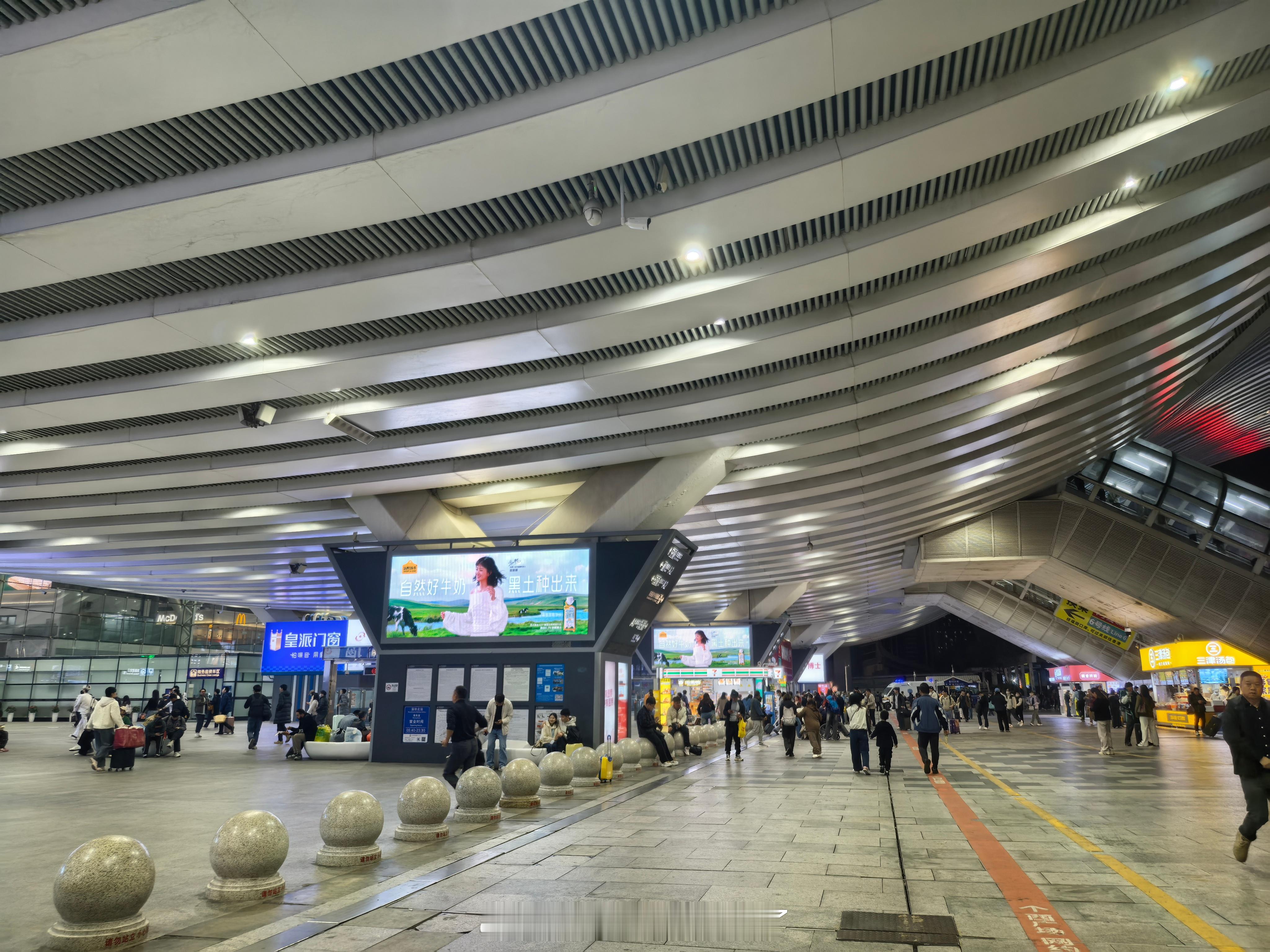 看到了赵丽颖认养一头牛深圳北的地广啦，一整排的大屏全是赵丽颖