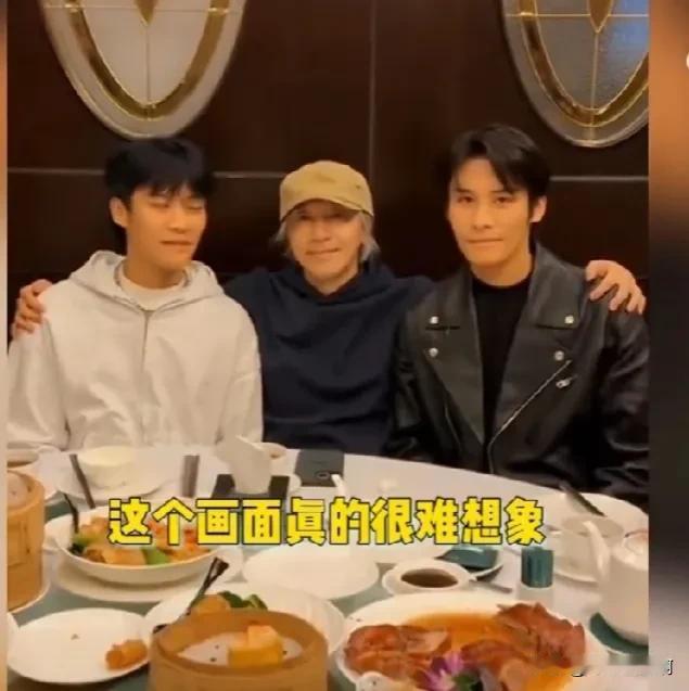 1月15日，网红大小杨哥现身香港拜访其偶像周星驰，三人一同吃港式茶点并自拍留念。