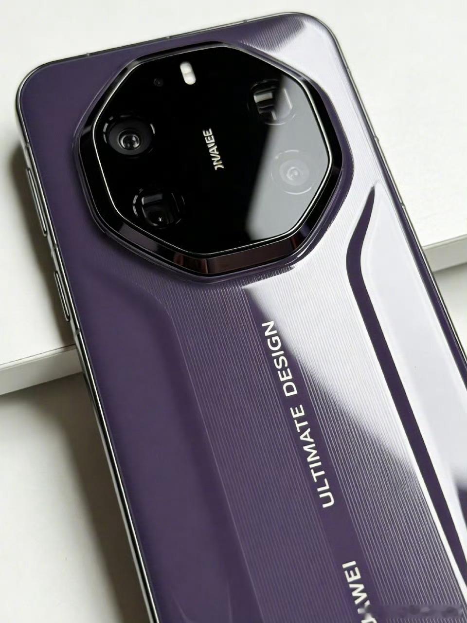 颜值质感这一块，华为Mate80 RS情绪价值真的拉满了，光摆在桌面上看着就舒服