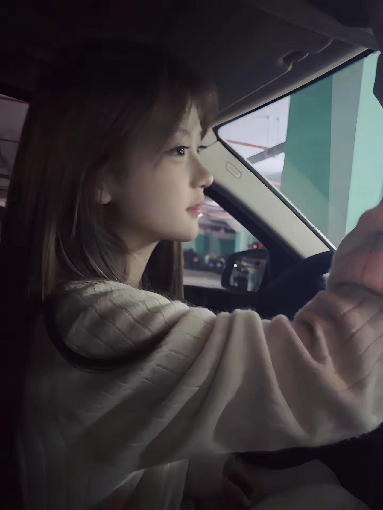 我可以什么都不在意 但凌晨闭不上的眼和无奈的叹气 我知道我骗不了我自己