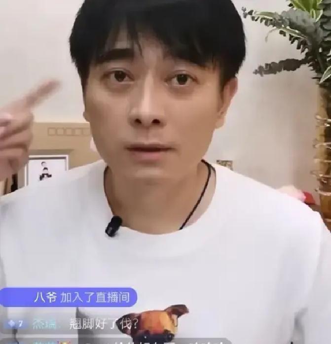 陈龙那叠消费单被章龄之翻出来的时候，他刚把那双草编底球鞋供进鞋柜。一顿日料小两千