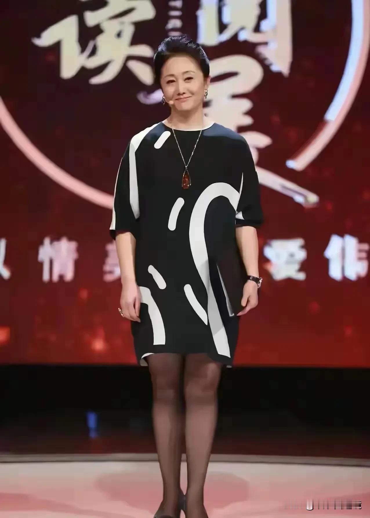 照片中这个女人已经59岁了，虽然没有老态龙钟，但是已经发福发体，不复年轻时候的美