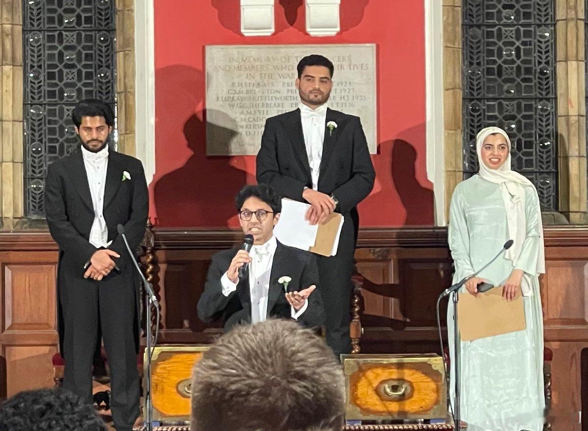 英国牛津大学联盟的核心团队成员：联盟主席、两名副主席和财务主管。“引进印度人，成