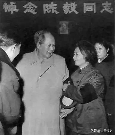 1972年，在陈毅同志逝世的时候，杨述同志偷偷写了几首痛悼陈毅同志的诗，他写道：