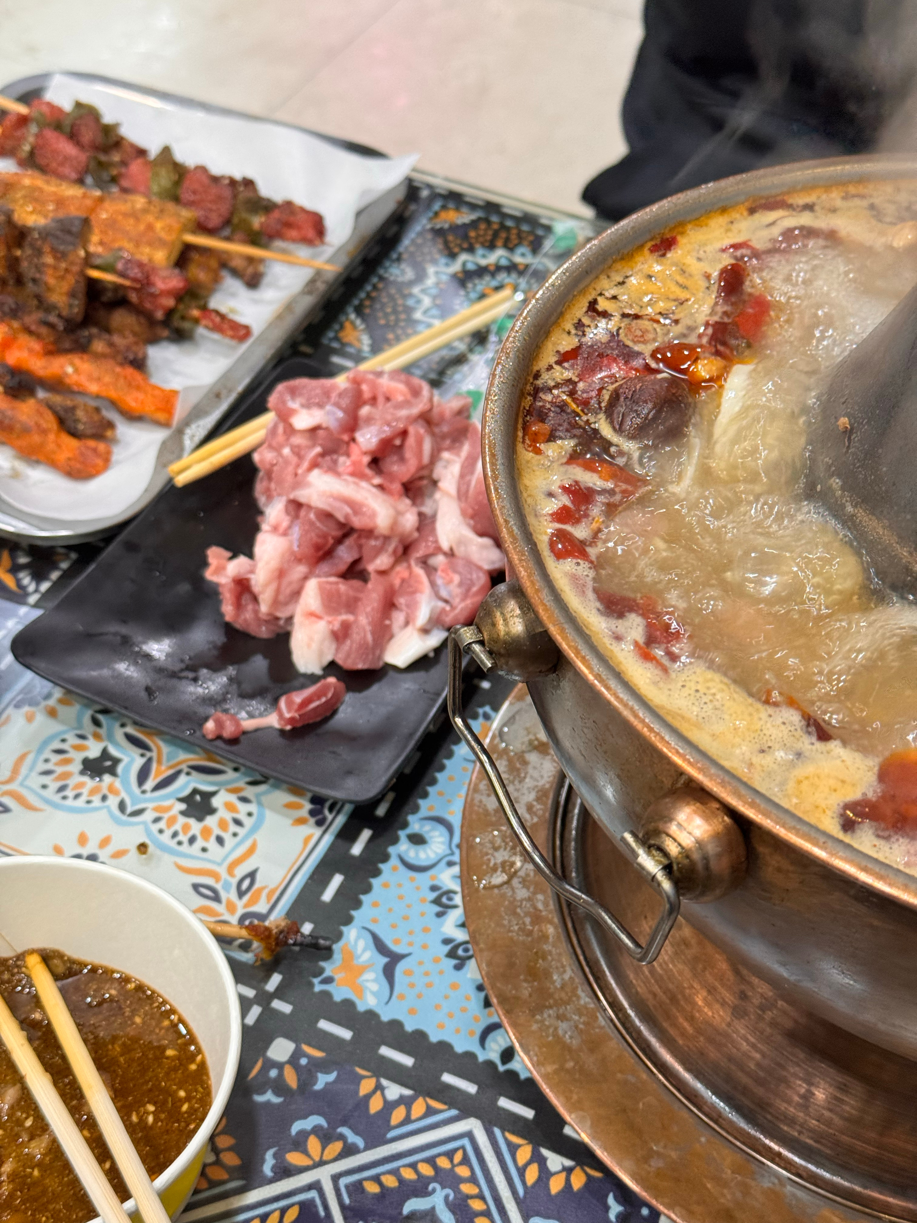 羊肉火锅辣辣的也挺带劲的晚饭吃什么