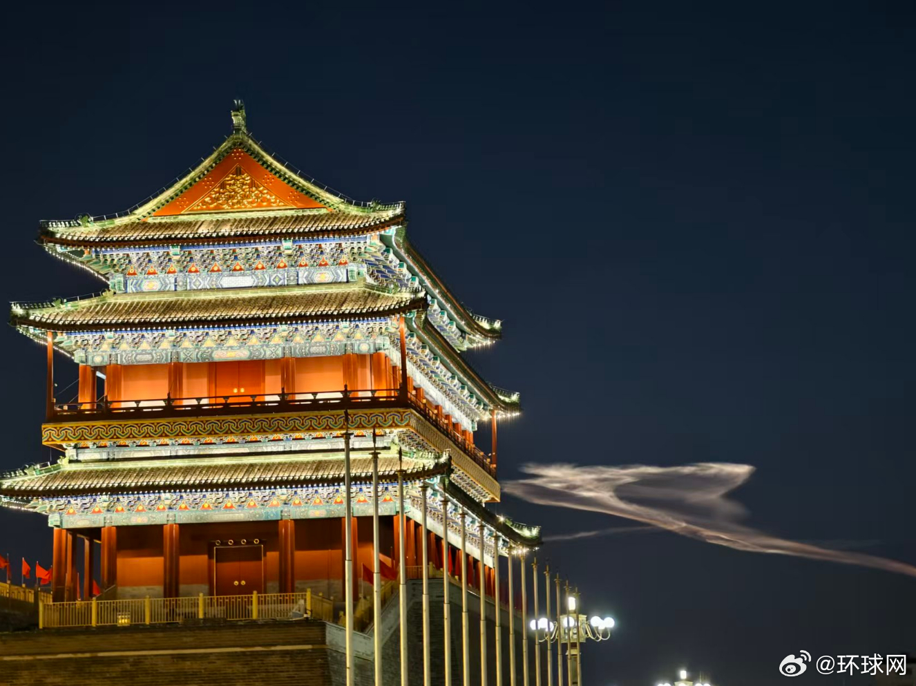【#北京傍晚天空奇观是火箭云#】今晚，很多市民在北京天空看见了“奇观”，大家纷纷
