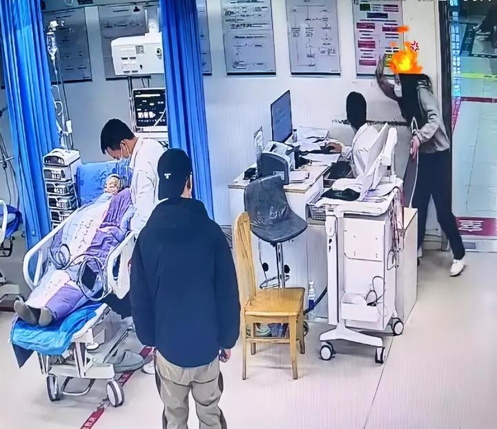 小仙女陪闺蜜看病，结果把自己送进了拘留所。
西昌市某医院一位医生被打了，出手的就