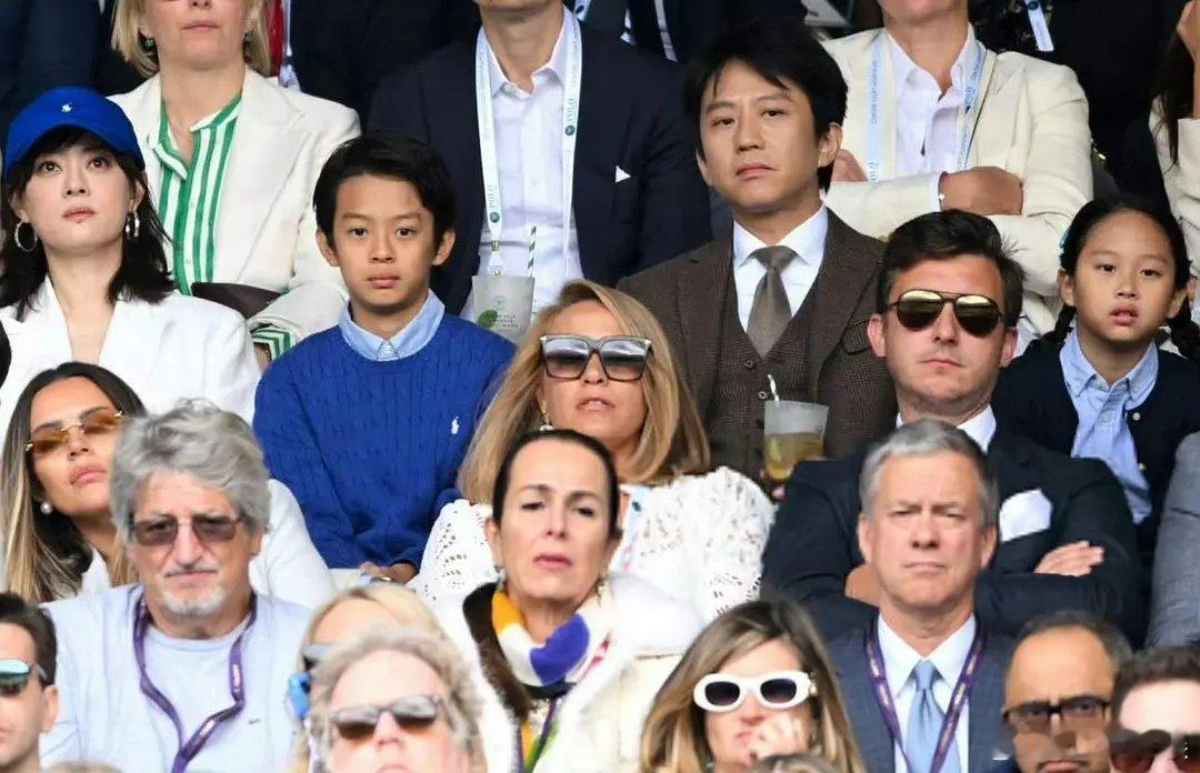 重男轻女还是心大。。? 话说一般家庭带孩子出去玩也会把孩子放中间。。。。如果说是