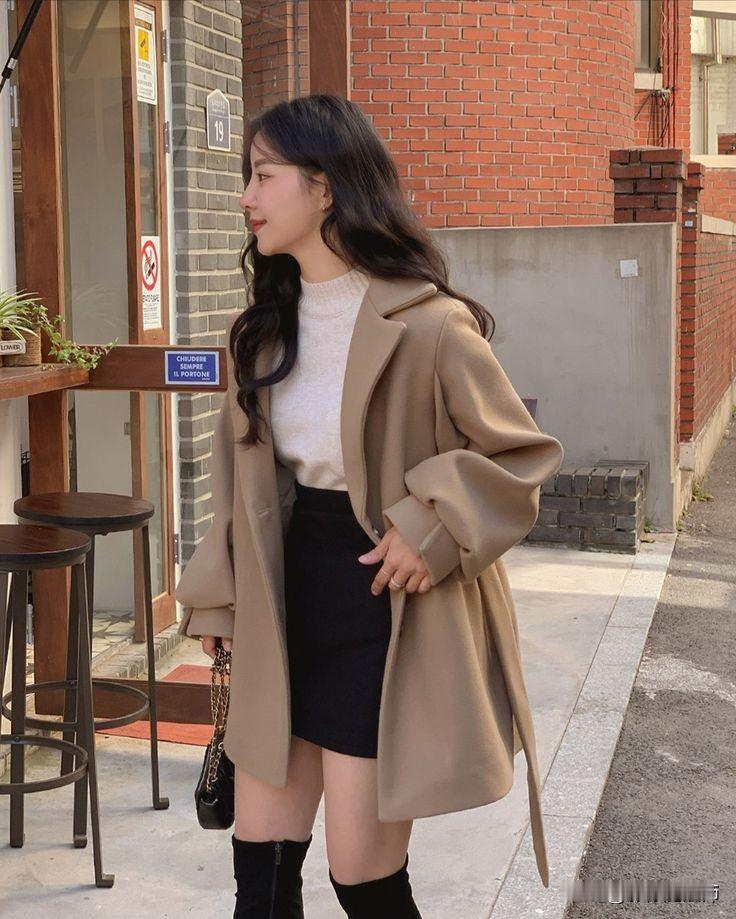 秋日里，米色大衣配黑色短裙这对CP简直绝了！就像街拍里那些小姐姐，米白色风衣外套