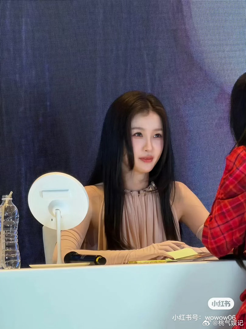 🐟签售状态太好了吧，好漂亮 