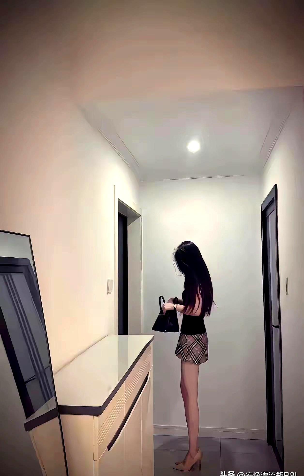 你家隔壁要是搬来个颜值天花板，你会咋办？
说实话，一开始咱心里还有点小窃喜，但这