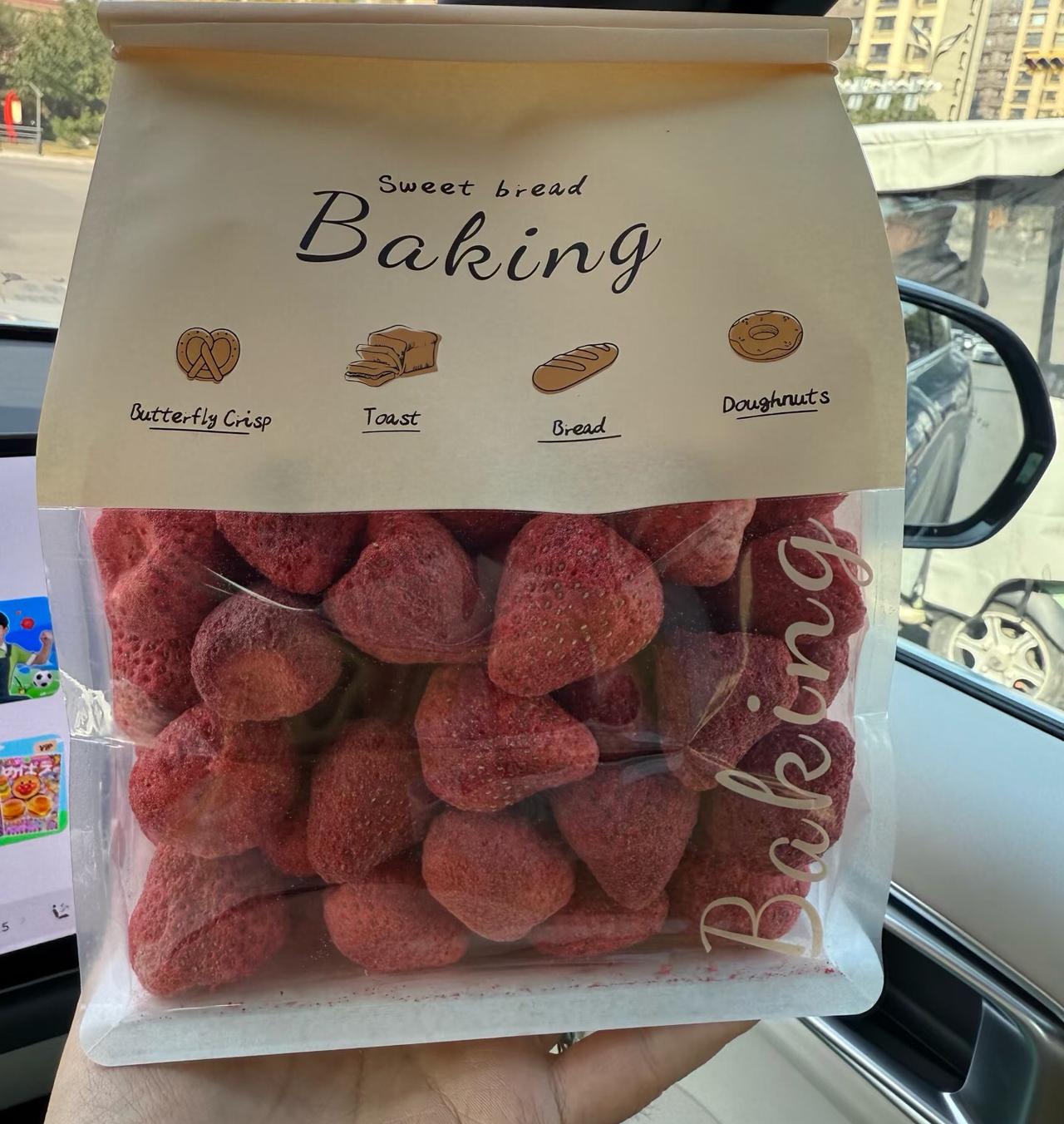 懵了，
315这两天的新闻看得心惊胆战，
娃天天吵着要吃冻干草莓，
之前一直觉得