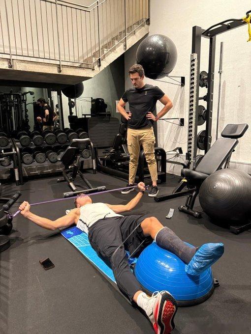 前几天完成跟腱手术的鲁内已经开始了“漫长”的恢复期，虽然国外的运动康复比较牛，但