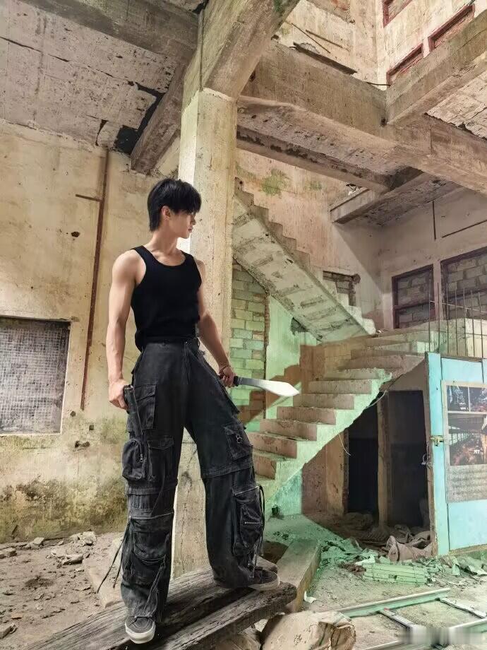 让何与演修车工的是天才 谁懂何与修车工造型的杀伤力！黑色坎肩勾勒出利落肌肉线条，