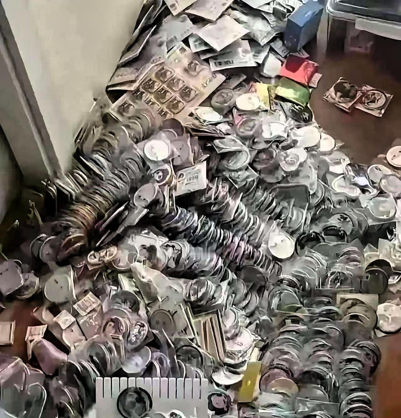 初三女儿床底下翻出来的，妈妈看到后被气哭，辛苦赚钱给女儿生活费，她就拿去花在这些