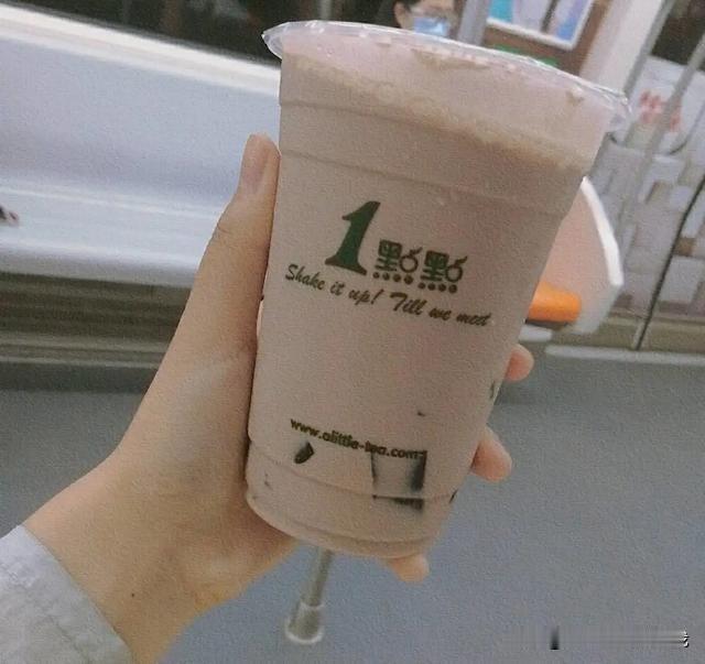 我就纳闷了！谁兴的立秋要喝奶茶。
好像立秋第一杯奶茶很应景、很时尚，喝奶茶有啥寓