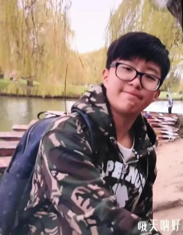 范丞丞小时候戴黑框眼镜肉嘟嘟像学霸样，网友直呼反差太大！ ​​​