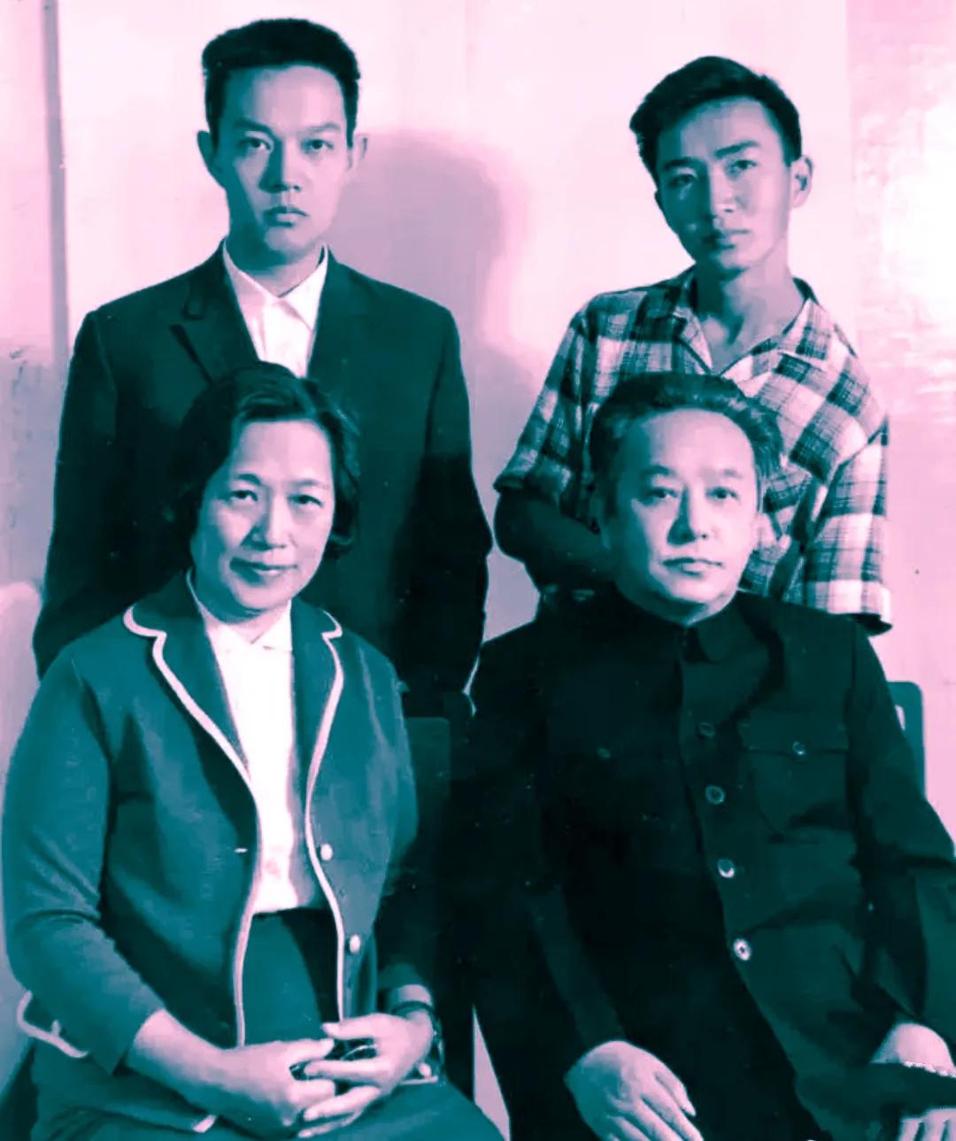 历史上的传奇人物王明，有消息他的小女儿王芳妮在苏联空军服过役。

然而，事实是，