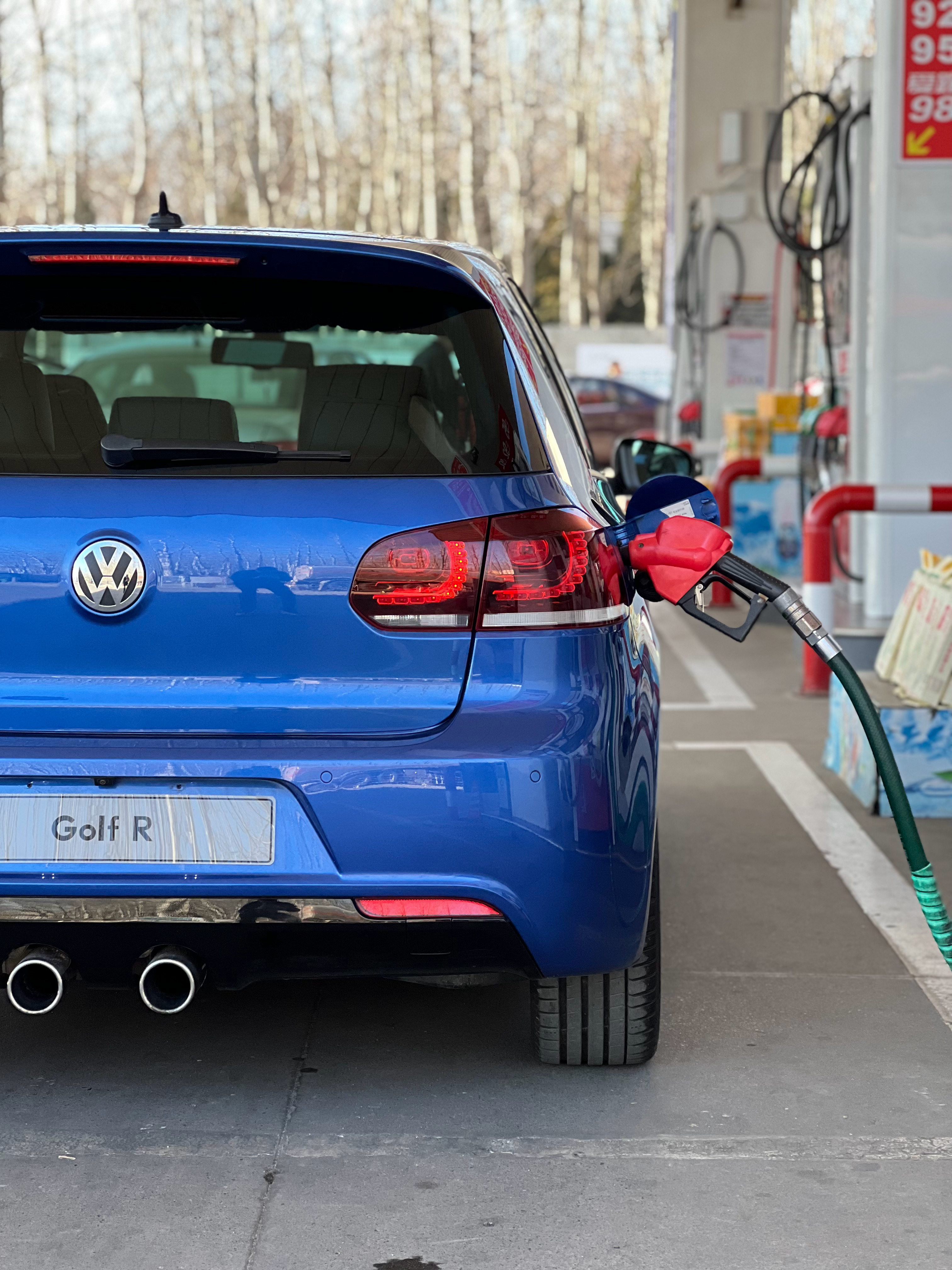 加油站的大哥说：这车好，老款高尔夫，独立悬挂，现在3万能拿下来吧？[老师好][老