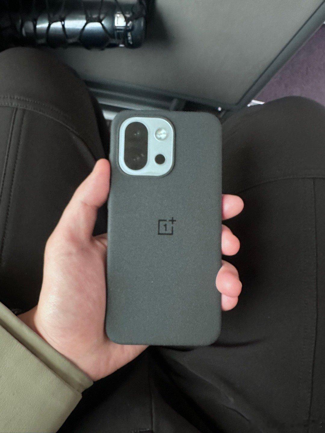 前段时间我的安卓副手机不太行了，遂换了个新的。兜兜转转入了这台一加13T。虽然一