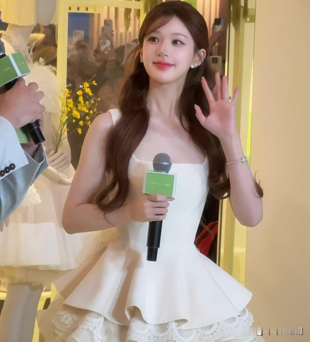 我在成都万象城见过赵露思本人
说句大实话，
镜头里的她跟真人比，真的差太远了！