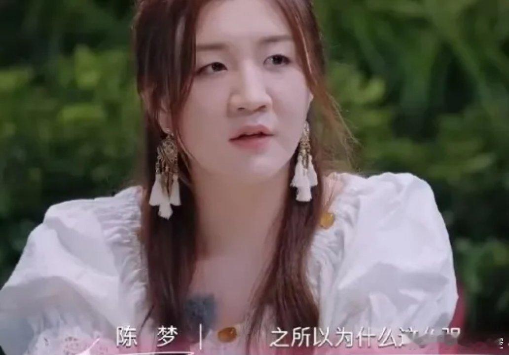 我真心觉得，陈梦球场上比综艺里看起来更漂亮。化完妆总感觉五官看起来都怪怪的，尤其