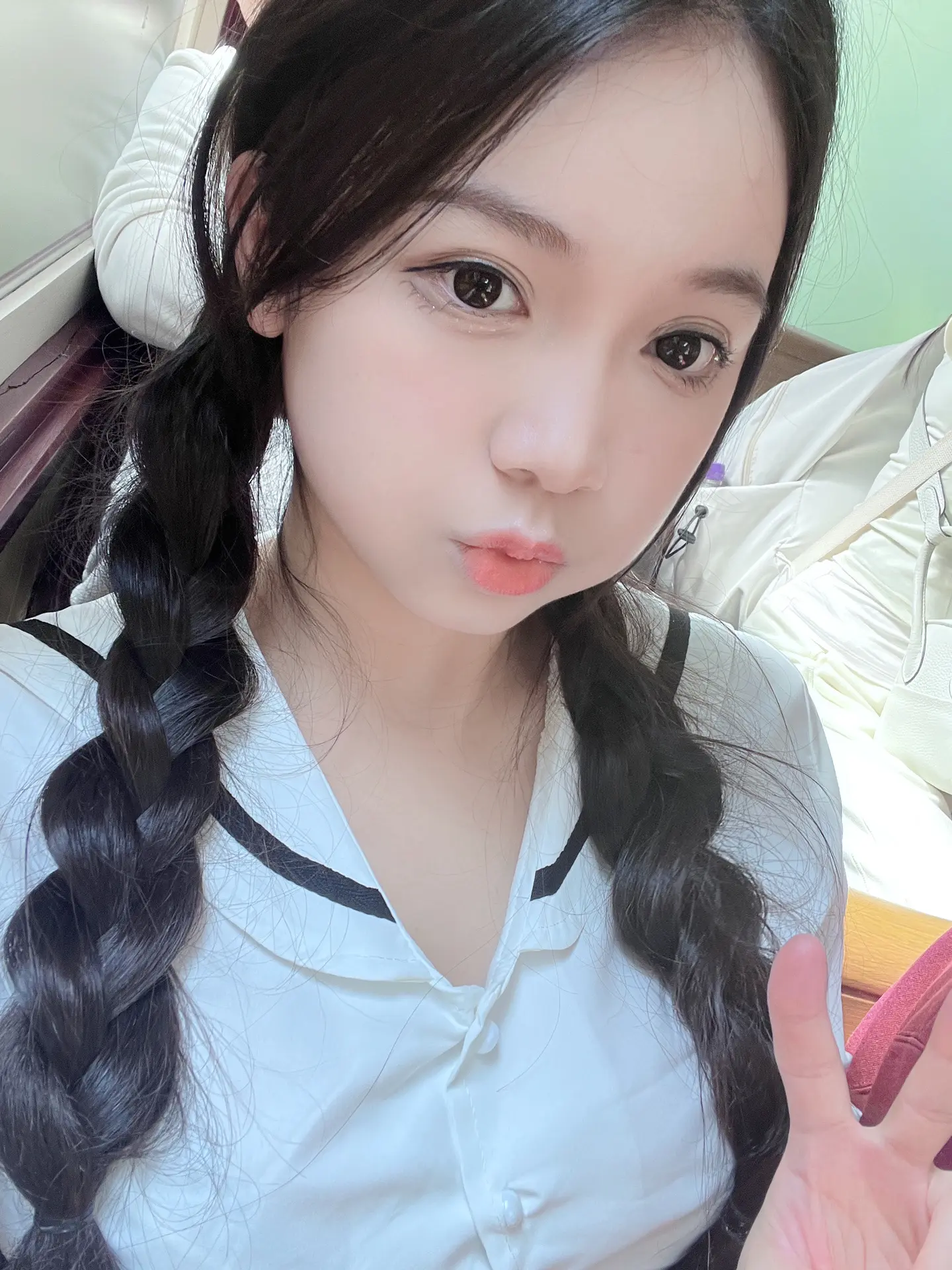 你把右手放在我左肩