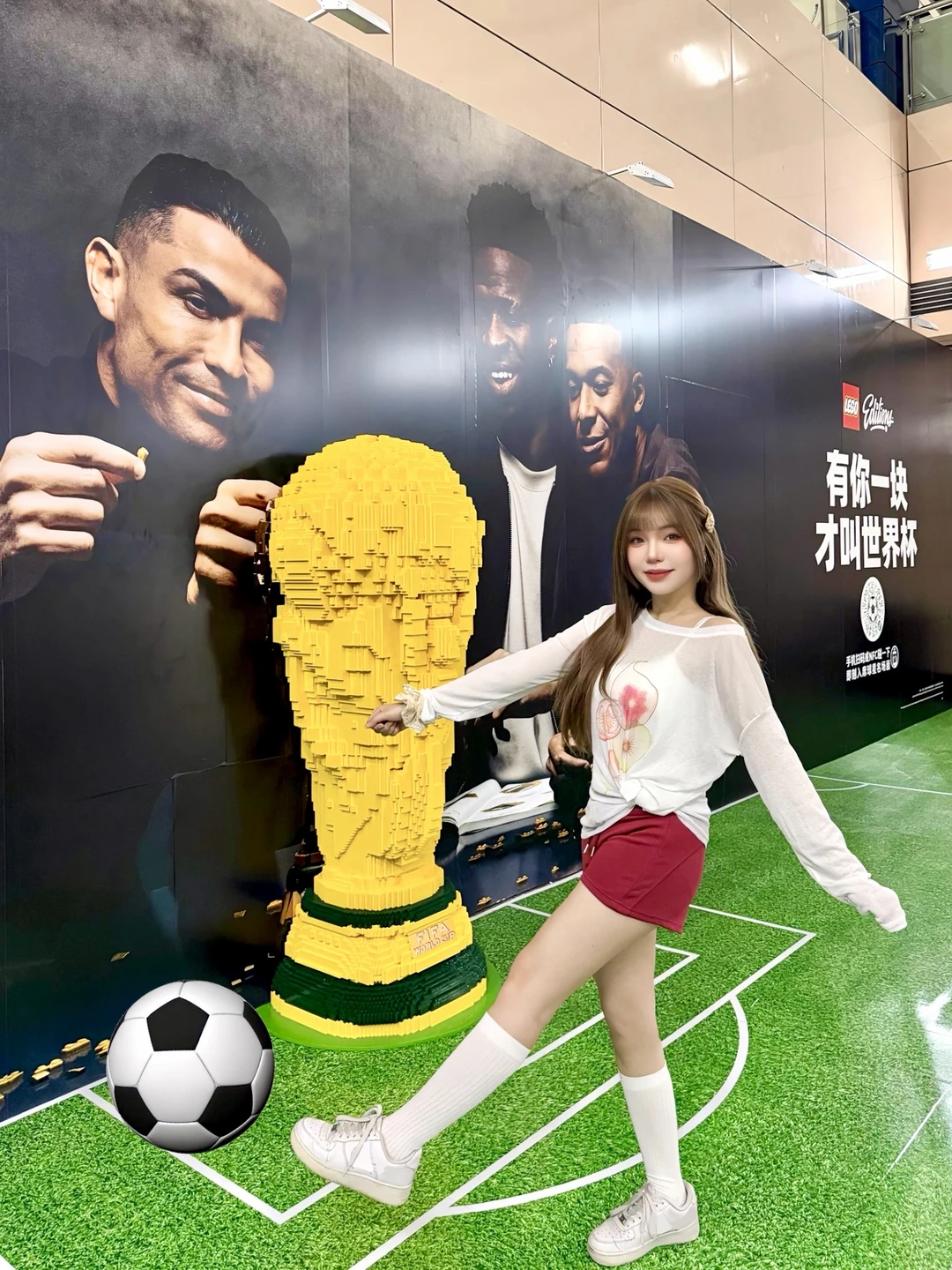 广州塔！！惊现巨型乐高大力神杯积木⚽️