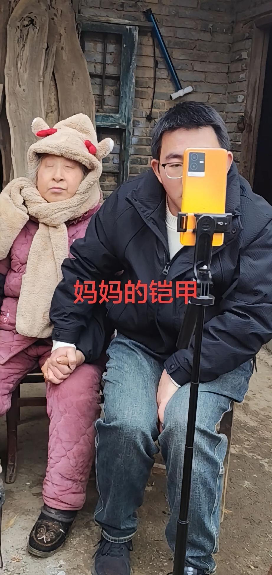 胡龙直播时都在室外，身着厚厚的棉衣，紧紧攥着妈妈的手。太冷时，他会烤一盆火。为何