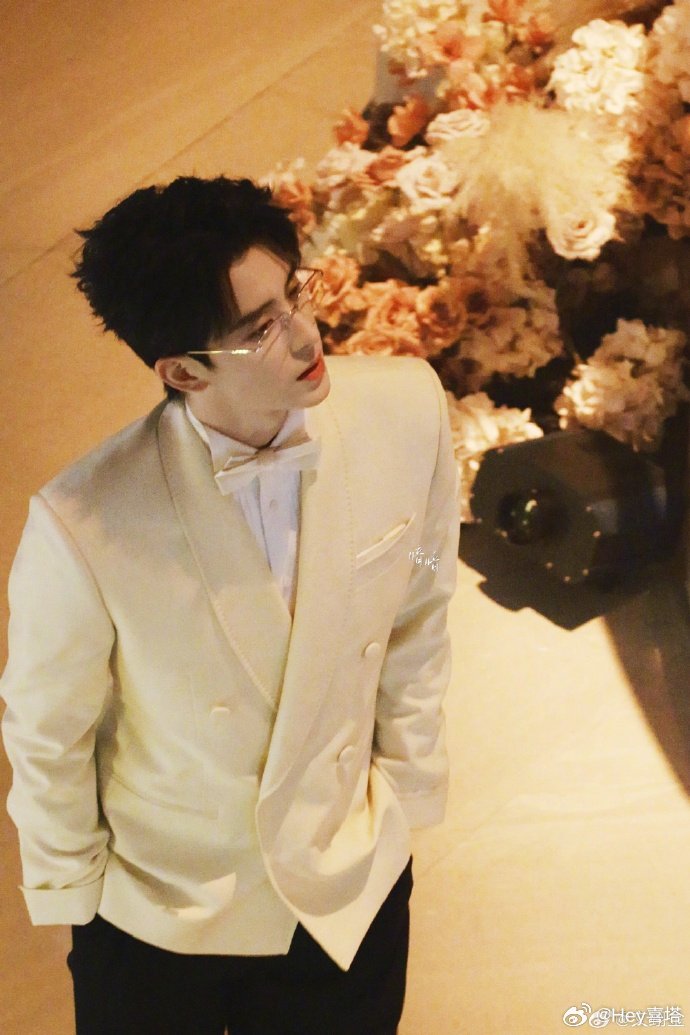 敖瑞鹏v领白西装敖瑞鹏顶级alpha 不二之臣杀青路透，敖瑞鹏你长这样啥意思，反