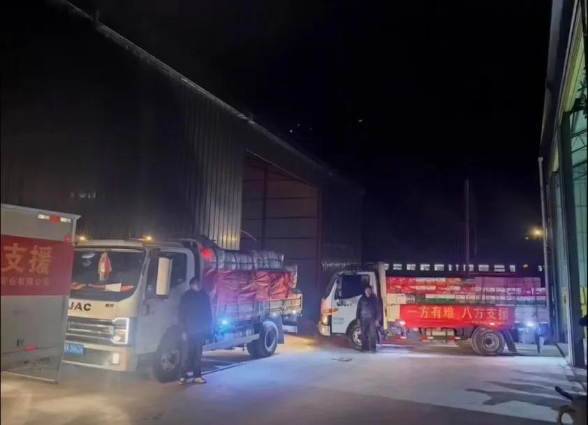 这一夜，许多陆续从四面八方赶来的人，和灾区群众共渡难关！
定日地震后的第一夜，救