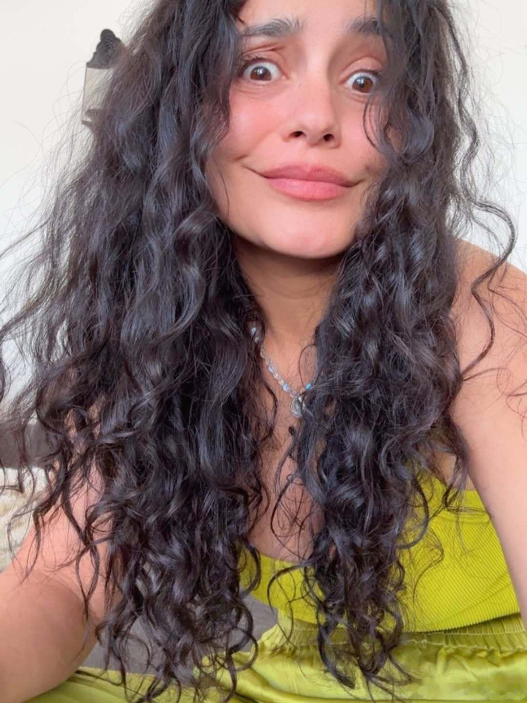 Vanessa Hudgens凡妮莎哈金斯晒四连拍，妮莎表示现在几乎所有照片都是