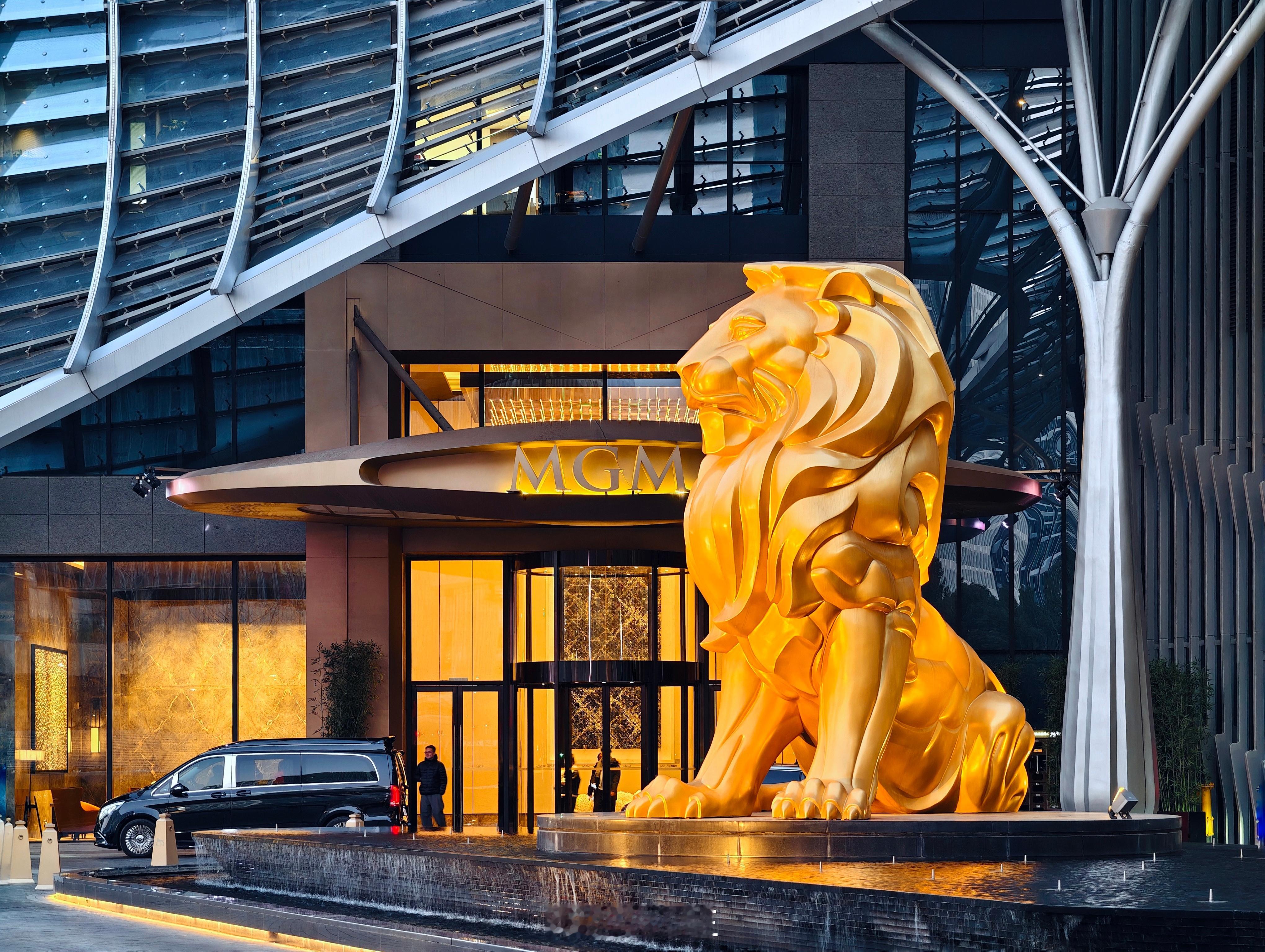 黄浦江西岸美高梅酒店57层餐厅的270度江景view挺不错，天气好时可以上来拍大