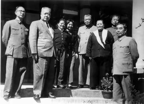 1975年周总理病重难进食，举国难寻的鸽子蛋，唯有宋庆龄默默送到病床前
 
19