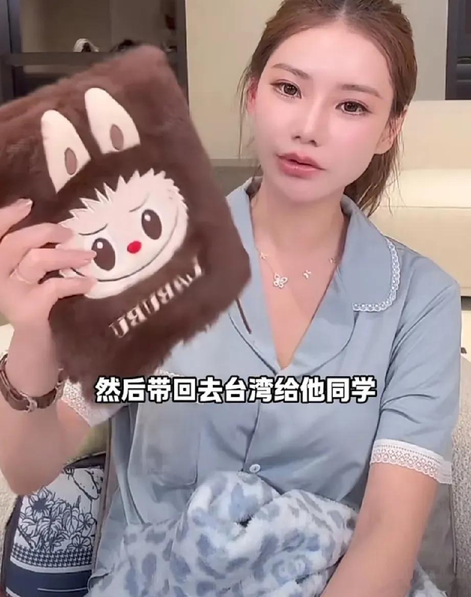 马筱梅给小玥儿买了超可爱的笔记本去送给同学呢，这笔记本真的太萌啦，不得不说内地制