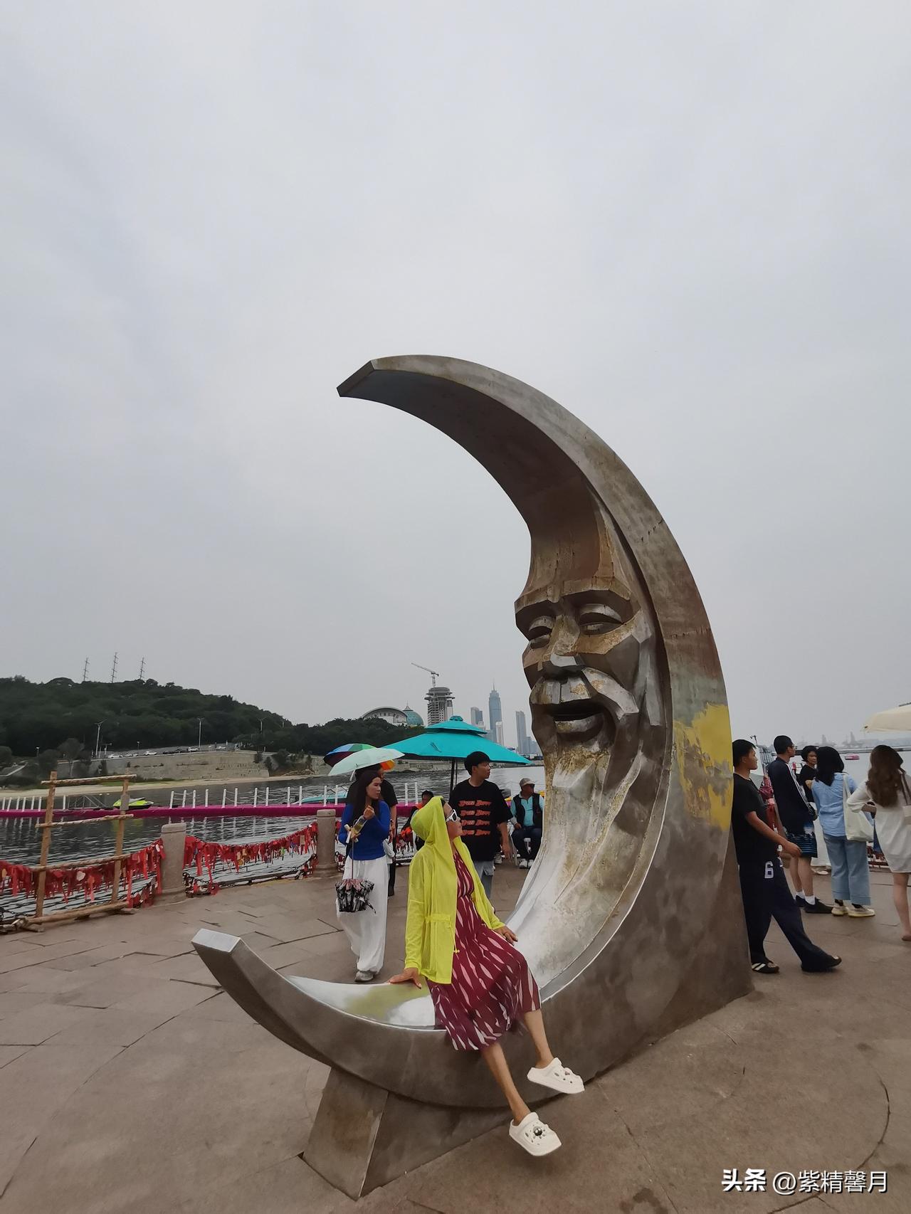 烟台必打卡月牙老人栈桥！许愿看海两不误
 
来烟台玩别只盯着金沙滩，这个月牙老人