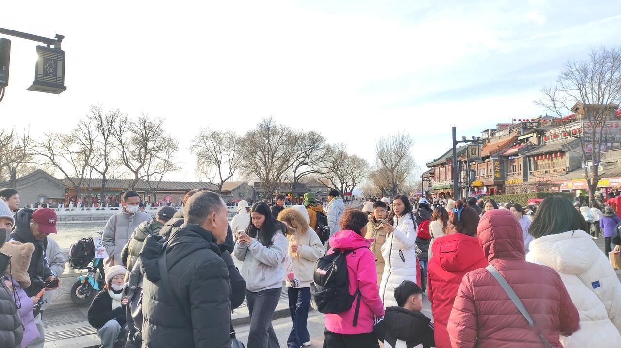 人到中年，一定要在节假日去趟天安门。
然后你就会发现，在家待着真好。

我来北京