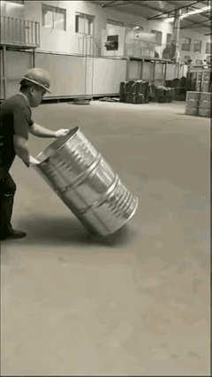 “科学都解释不清了！”山东滨州，一男子手拿一个大铁桶，只见他轻轻一旋，铁桶划出一