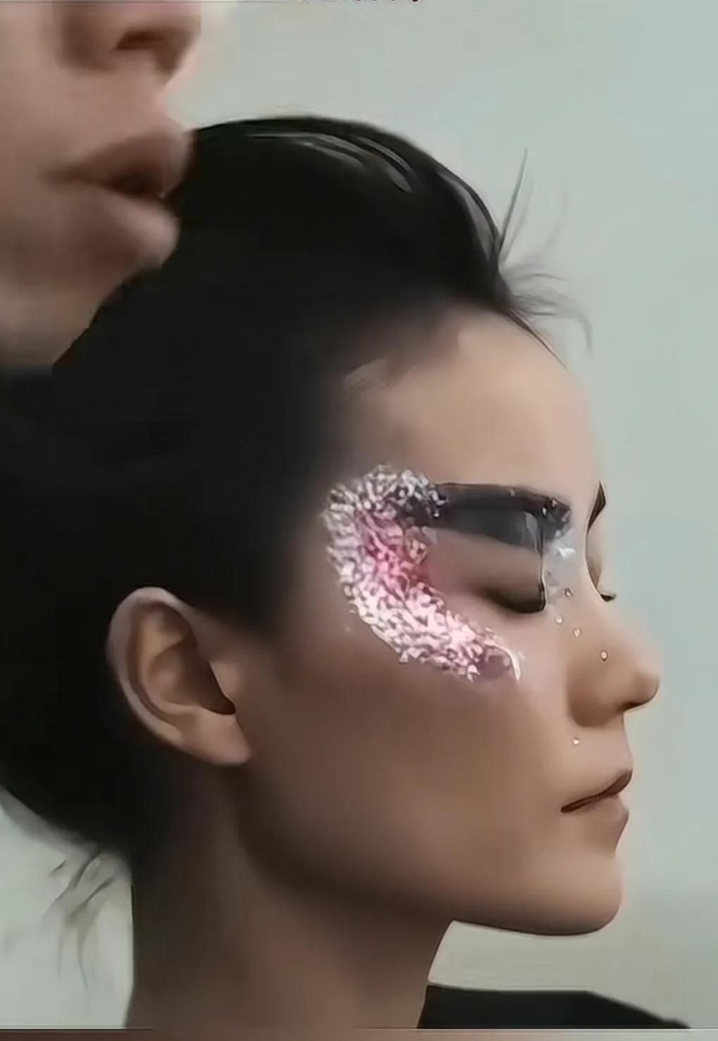 69年出生的王菲，近60岁的人了，皮肤还这么紧致，没有皱纹，没有眼袋，发令纹也没