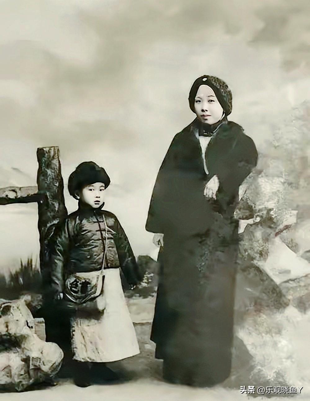 一九一七年，北京，六岁的钱学森和他母亲章兰娟的珍贵的珍贵合影。真是惊艳了时光！