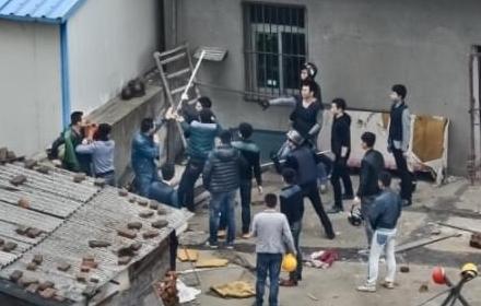 “这就是非法强拆的下场！”山东潍坊，男子母亲的房屋遭遇村委会强拆，男子和父亲赶到