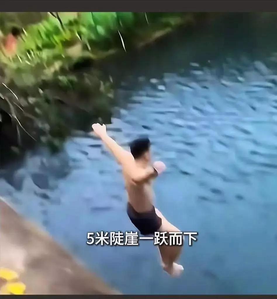 活着的一等功臣。2020年7月在江西浮梁，一场惨烈车祸，轿车坠河倒扣，一家四口命