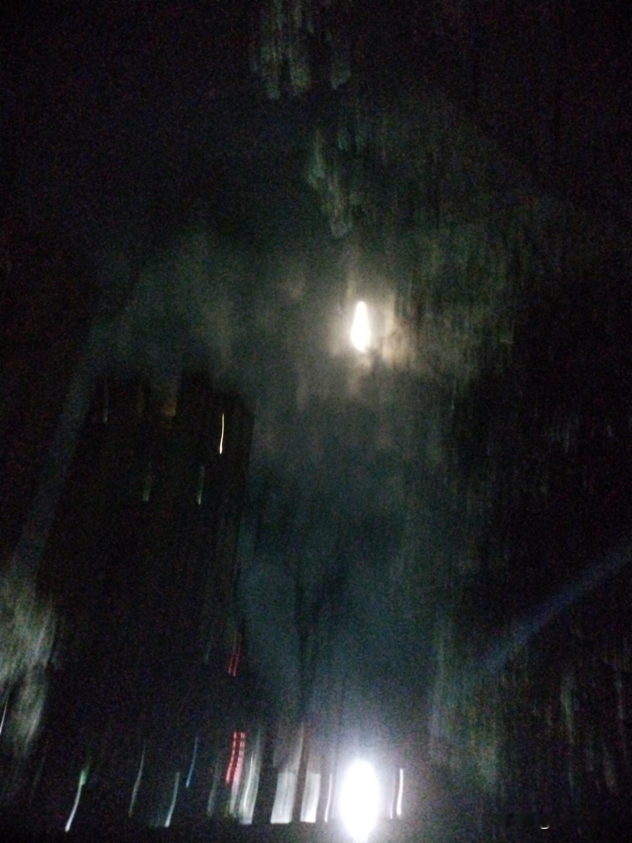 难熬的夜
 
灯关了，陋室还亮着
来自北京、西安、平凉的微光
照着每个人疲惫的脸