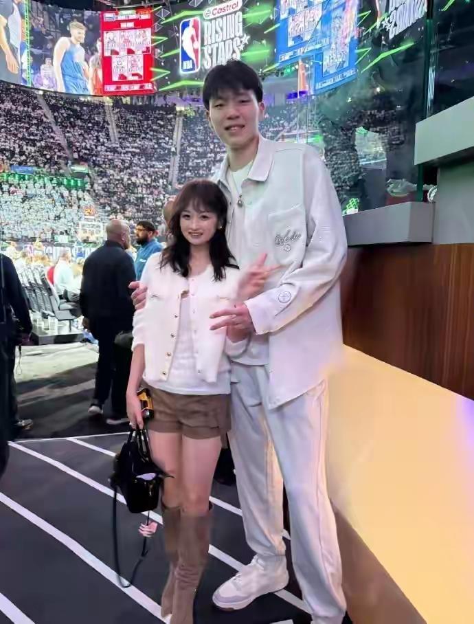 20岁的杨瀚森是开拓者首轮16顺位选中的中国内线，身高2米16有不错的内线技巧，