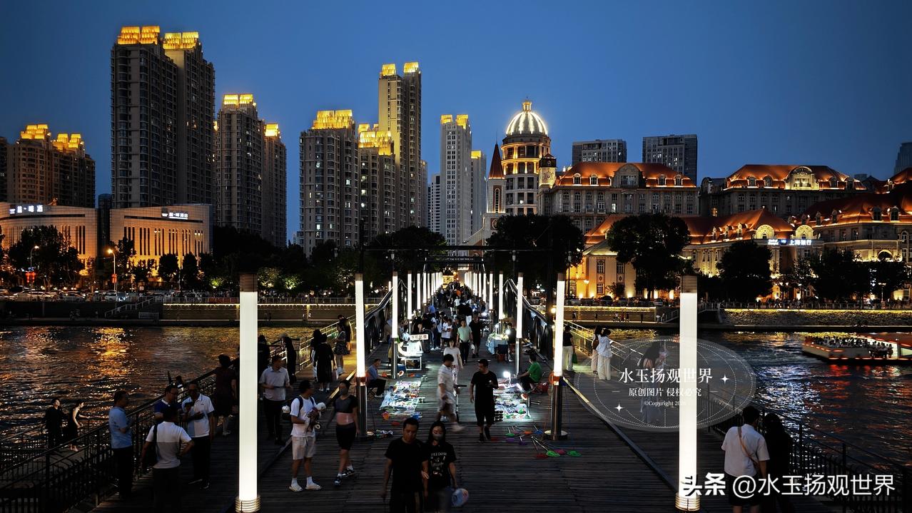 来天津前就听朋友说，不看海河夜景等于白来。我偏不信这个邪，结果傍晚站在天津站码头