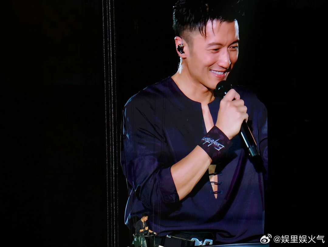 😜工作人员也没放过谢霆锋 演唱会名场面预定✨工作人员突袭喷水整活，霆锋不甘示弱